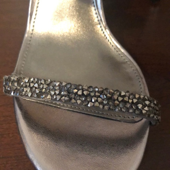 Beautiful silver heels with pretty shimmer strap - Picture 2 of 4
